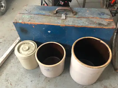 Coffre en bois de menuisier, antique plus quelques vieux outils. Aussi trois jarres en grès. faites...
