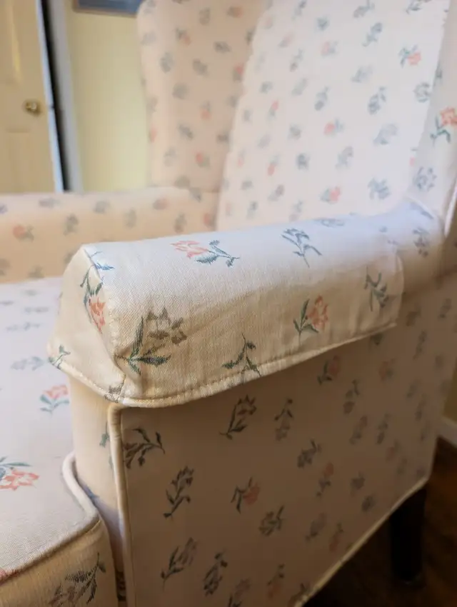 2 Antique Queen-Anne Style Wingback Armchairs (MINT CONDITION) in Chairs & Recliners in Markham / York Region - Image 7