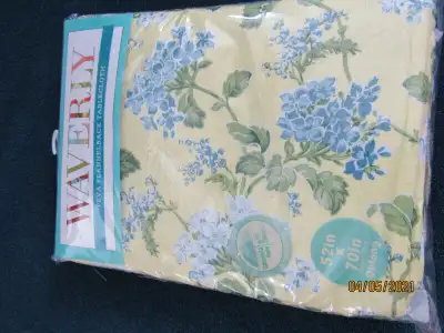 TABLECLOTH WITH UMBRELLA HOLE WITH ZIPPER, View more