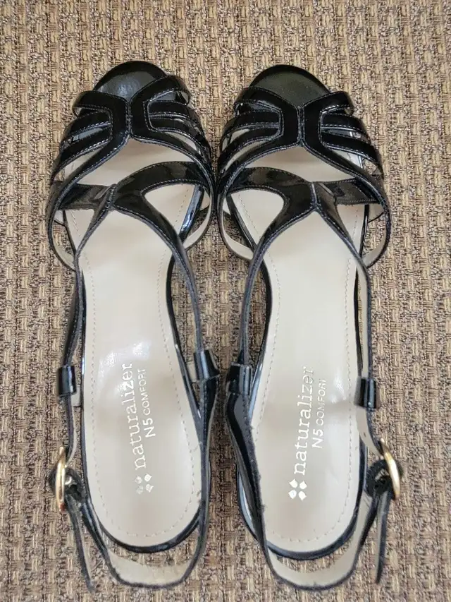 Naturalizer wedge sandals in Women's - Shoes in Oshawa / Durham Region - Image 5