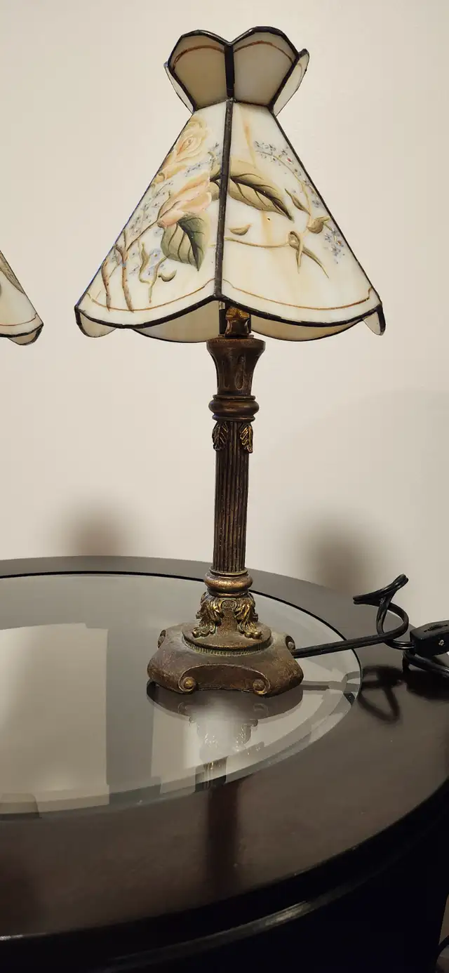 2 STAINED GLASS ROSE LAMPS in Indoor Lighting & Fans in City of Montréal - Image 4