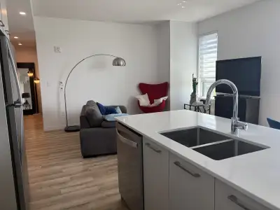 ️ Grand 3 ½ hyper lumineux – À 2 pas du métro Longueuil ️ Cession de bail – Disponible 1er novembre...