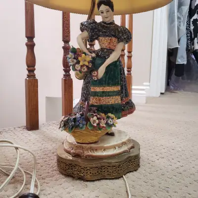 ** ANTIQUE VINTAGE TABLE LAMP LADY ** reduced, View more