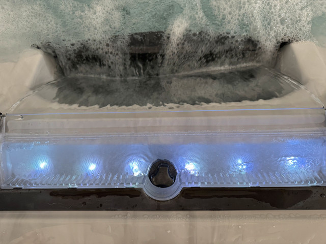 Artesian Spa 6 Person Hot Tub for sale in Hot Tubs & Pools in Barrie - Image 4