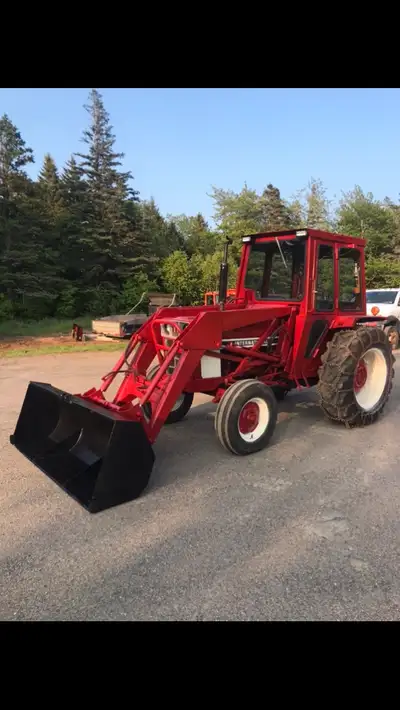 1980 case 384 international tractor with heated cab, 4 cylinder Diesel engine, power steering , fron...