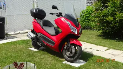Très beau scooter 300cc très bonne condition, le changement d'huile vient d'être fait et pneu arrièr...