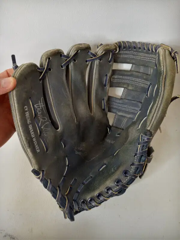 Vintage Blue Spalding Frank Viola Cy Young Baseball Glove in Arts & Collectibles in Kitchener / Waterloo - Image 8