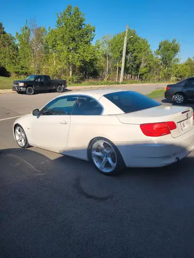 Experience the thrill of open-top driving with this used 2011 BMW 335i Convertible, featuring a powe...