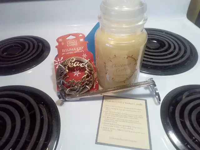 Yankee Candle Christmas large jar with accessories in Home Décor & Accents in Barrie - Image 2