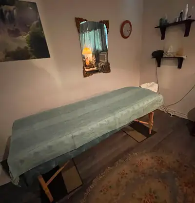 Come enjoy an invigorating and relaxing massage therapy session with experienced RMT therapist, Sash...