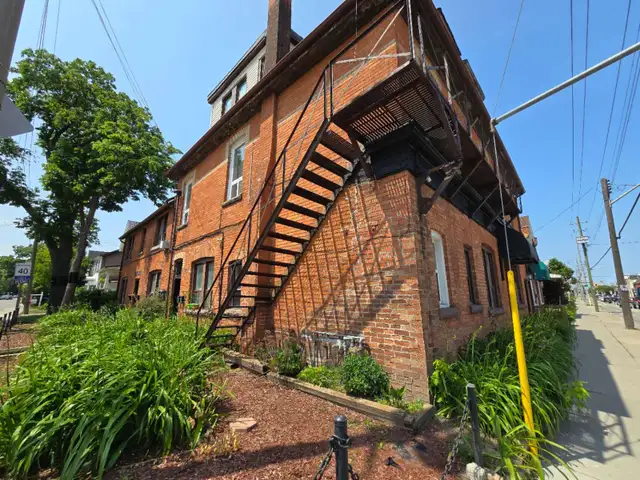 ($1299 fully renovated 1bedroomt on 1st floor apt.-)