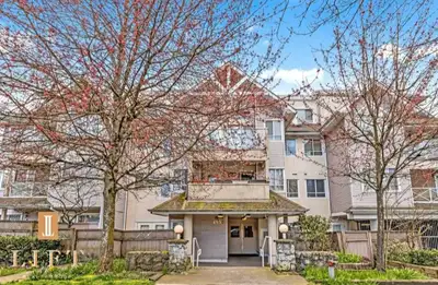 1 private bedroom with personal bathroom available from June 1st/July 1st. Walking distance to skytr...