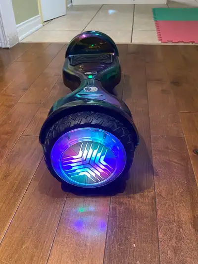 Hoverboard utiliser, mais en bonne état. Batterie qui marche parfaitement. Avec chargeur