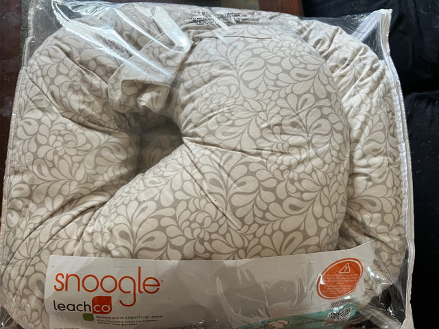 Leachco snoogle pregnancy pillow  in Other in Gatineau - Image 3
