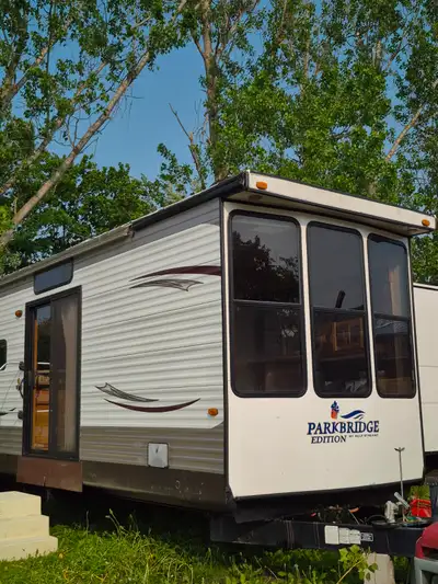 2 Bedroom 2 Bathroom(that's right 2 bathroom) 40 ft gulfstream innisbruck park model trailer. 3 elec...