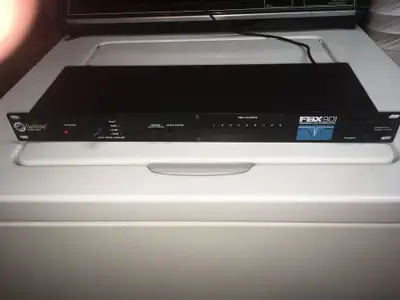 Sabine FBX-901 Feedback Eliminator avec power supply (pas d'origine) Fonctionne très bien.