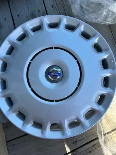 J'offre trois caps de roue Volvo de 17 pouces. Neufs jamais utilisés + 8 usagés 150$ pour les 11 cap...