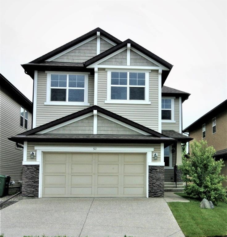 Huge mudroom & open concept kitchen, living, and dining room Houses