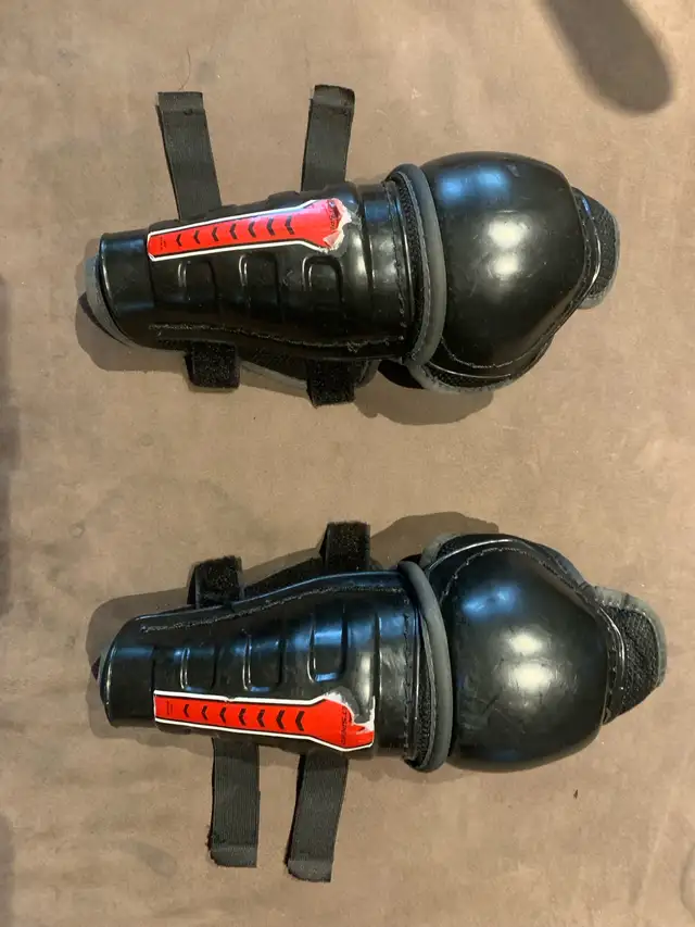 8” CCM  hockey shin pads in Hockey in Calgary - Image 2