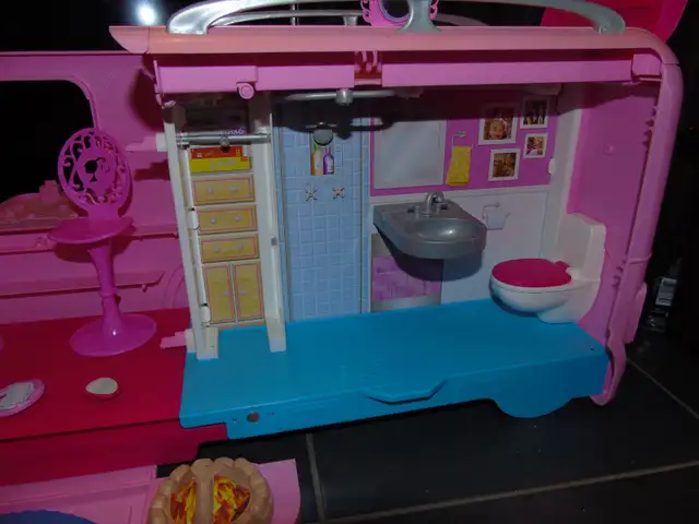 Barbie camper, camping-car, campeur, caravane, roulotte in Toys & Games in City of Montréal - Image 9