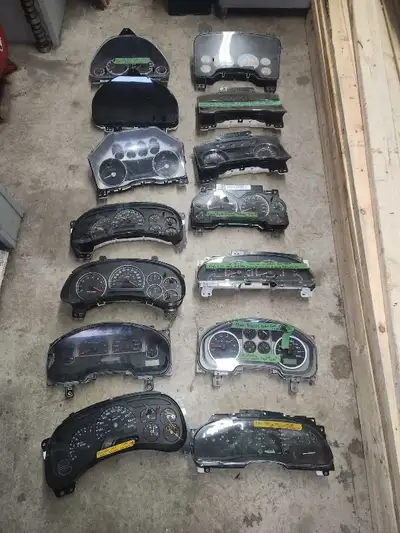 pieces usagé pour auto,camion ford , gmc, dodge essence et diesel, je crois que 85 % sont fonctionne...