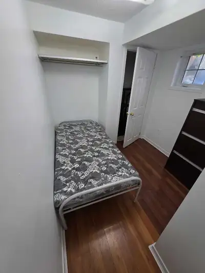 A room for rent in the townhouse next to Hwy 401&Hwy 400. All utilities are included. Own bathroom....