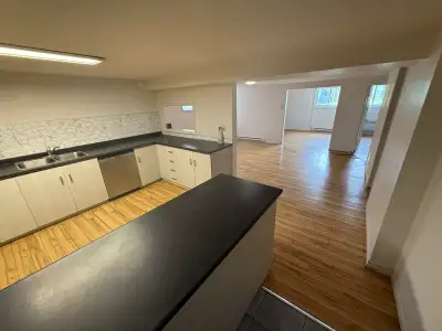 Découvrez ce spacieux appartement 5 1/2 à louer, idéalement situé et offrant un espace de vie confor...