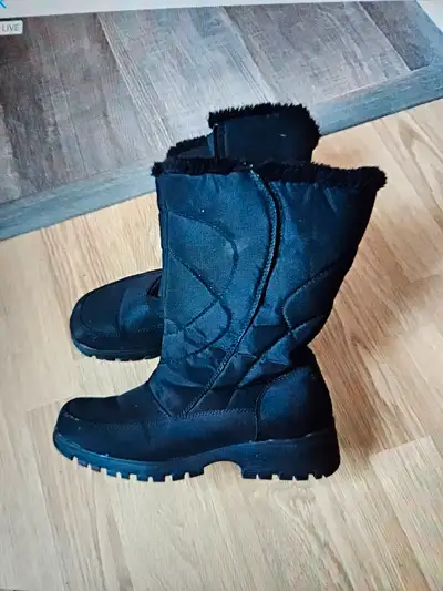 Ladies Tender Tootsies winter boots, black in colour, sz 8w, excellent condition, only tried on.