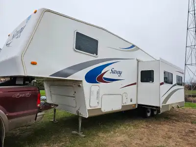 30ft Holiday Rambler Savoy SL 30RKS fifth wheel rv trailer. Spacious and bright. Has one large slide...