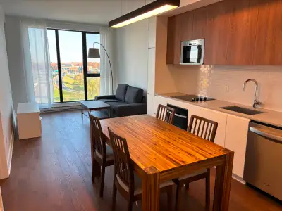 Situé dans le nouveau projet de condos Sir Charles Condo, stratégiquement situé à 2 pas de la statio...