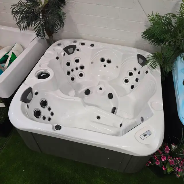 COAST SPAS OASIS 2023 NEUF EN LIQUIDATION 9 500.00$ in Hot Tubs & Pools in Laval / North Shore - Image 3