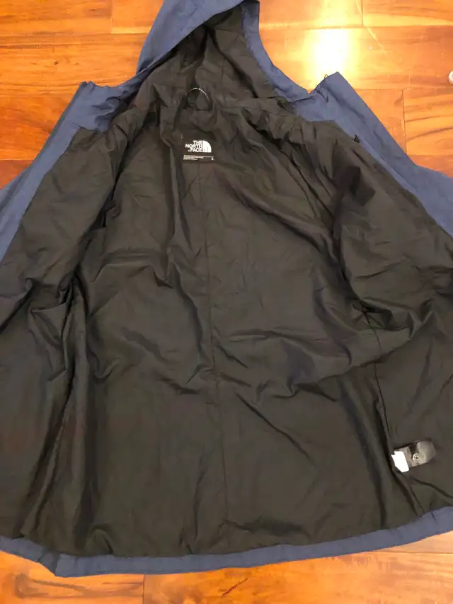 North Face women's jacket in Women's - Tops & Outerwear in Calgary - Image 5
