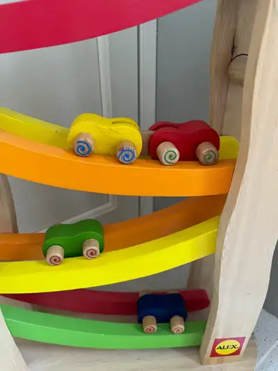 Rampe en bois multicolore. De marque Alex. Vient avec deux voitures simples et une voiture double. F...