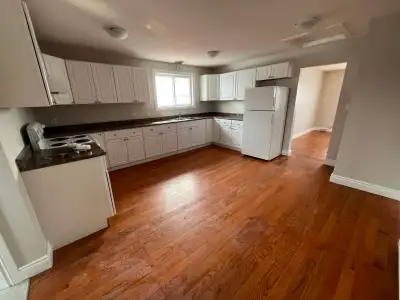 Located in a well-maintained triplex building, this bright and spacious 2-bedroom apartment offers a...
