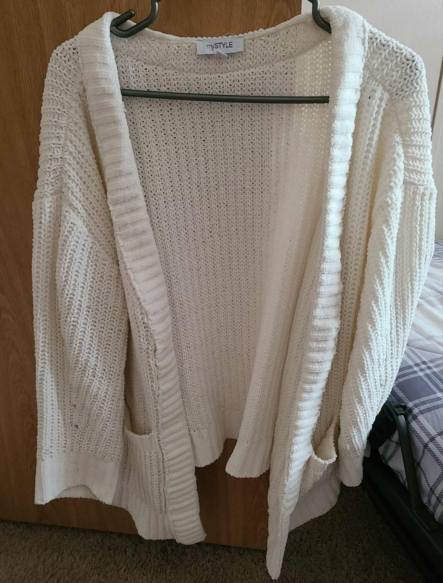Soft Warm Cardigan Sweater- Size Large in Women's - Tops & Outerwear in Grande Prairie - Image 2