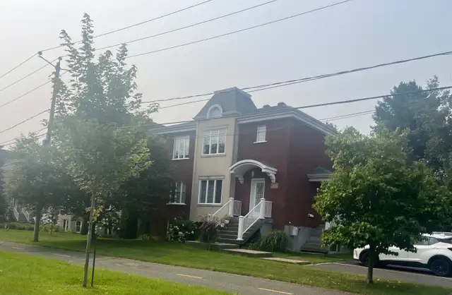 Spacious 5.5-Bedroom Triplex Apartment with Backyard Greenery