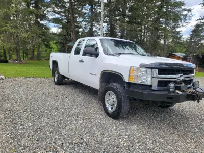 2008 Chevrolet Silverado 2500 HD 6.6 L gas, 4x4, automatic 6 speed with overdrive, tow package optio...