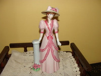 Figurine Mme. Albée, AVON en porcelaine de couleur rose