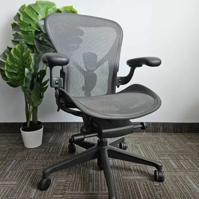 Herman Miller aeron remastered size b in Chairs & Recliners in City of Toronto - Image 2