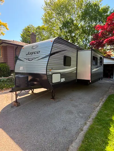 This gently used 2020 Jayco travel trailer offers a fantastic layout for your family adventures, fea...