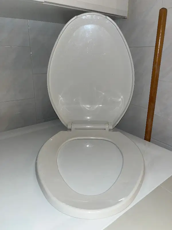 Siège de toilette allongé propre / Clean elongated toilet seat in Plumbing, Sinks, Toilets & Showers in City of Montréal - Image 3