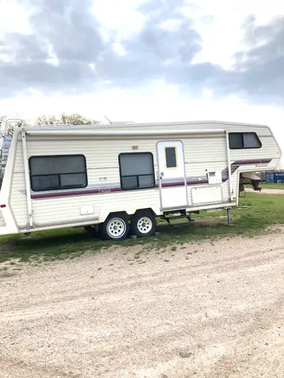 Solid camper 1992 Canadian made , sleeps 6 . Microwave doesn’t work . Roof will need caulking in the...