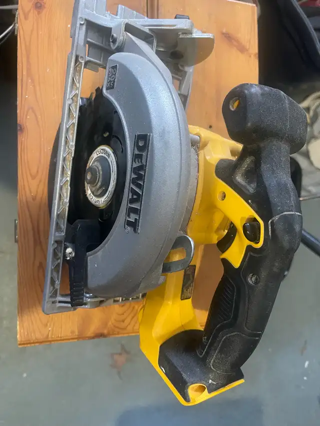 DeWalt Circular Saw 6 1/2 “ cordless in Power Tools in Oakville / Halton Region - Image 2