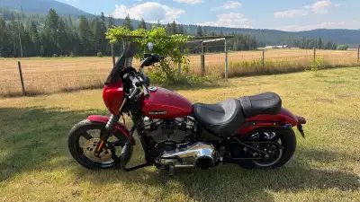 Pristine red Harley-Davidson Low Rider S with only one kilometre. Has a Milwaukee-Eight 117 cubic in...
