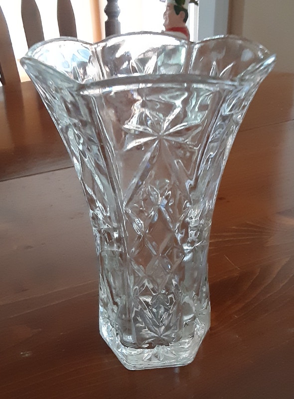 CRYSTAL VASE PINWHEEL STYLE Home Décor & Accents Markham / York