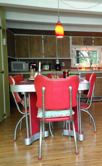 Table rouge vintage 