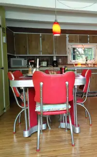 Table rouge vintage 