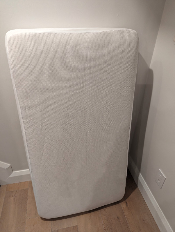 Simmons two sided crib mattress in Cribs in Gatineau