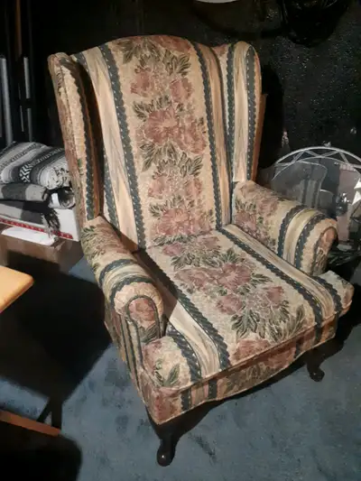 Up for sale is a older but very nice barely used wing chair. Great condition no rips or stains. Can...