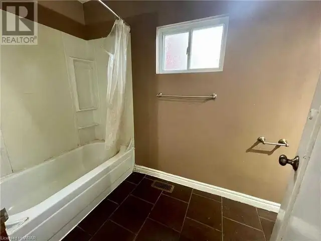 Heritage House for Rent - Downtown Kitchener 5bed+2bath / 4 park in Long Term Rentals in Kitchener / Waterloo - Image 8